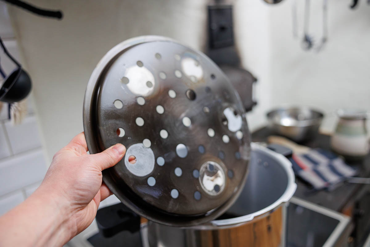 Exempel på en missfärgad bottenplatta i aluminium efter användning