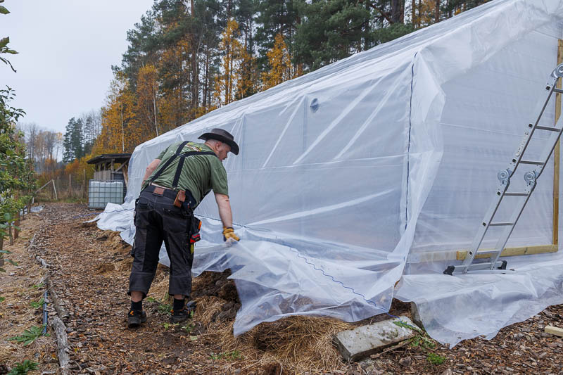 Montören spänner plasten på långsidan innan wigglewire sätts i långsidans profil.