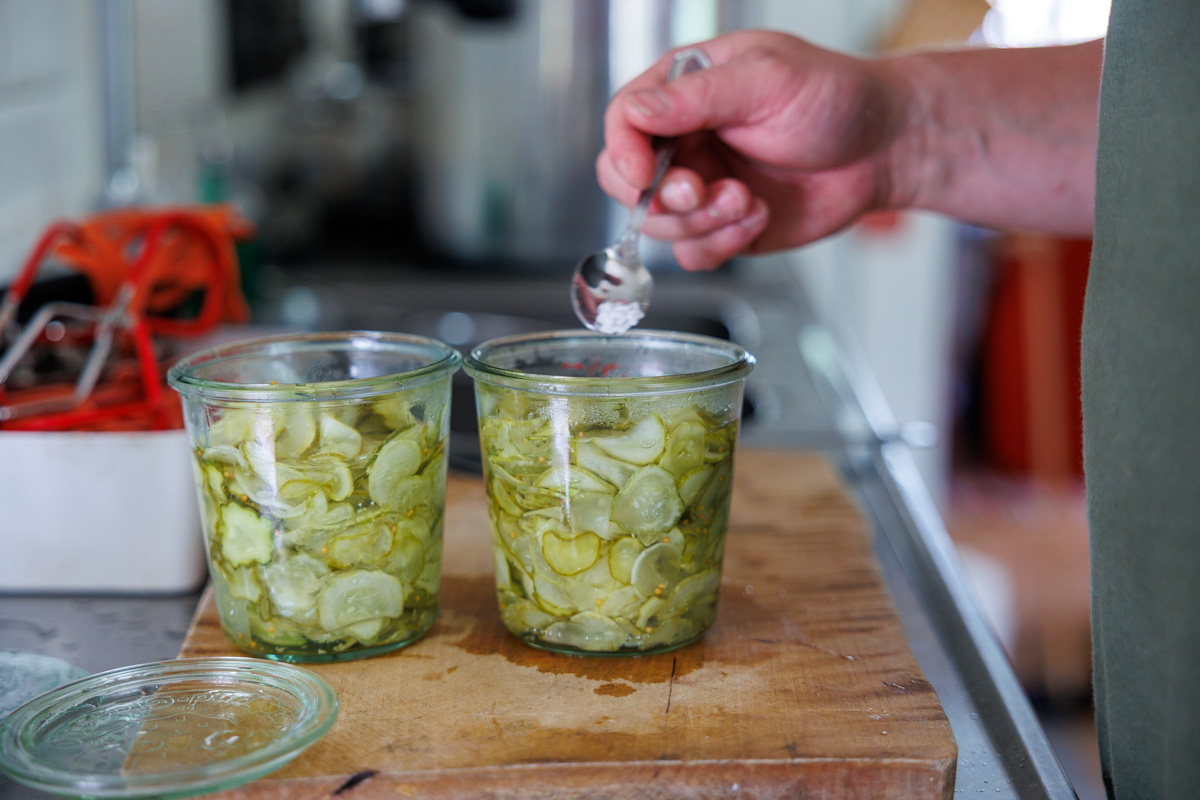Kalciumklorid tillsätts i burkar med Bread and Butter Pickles