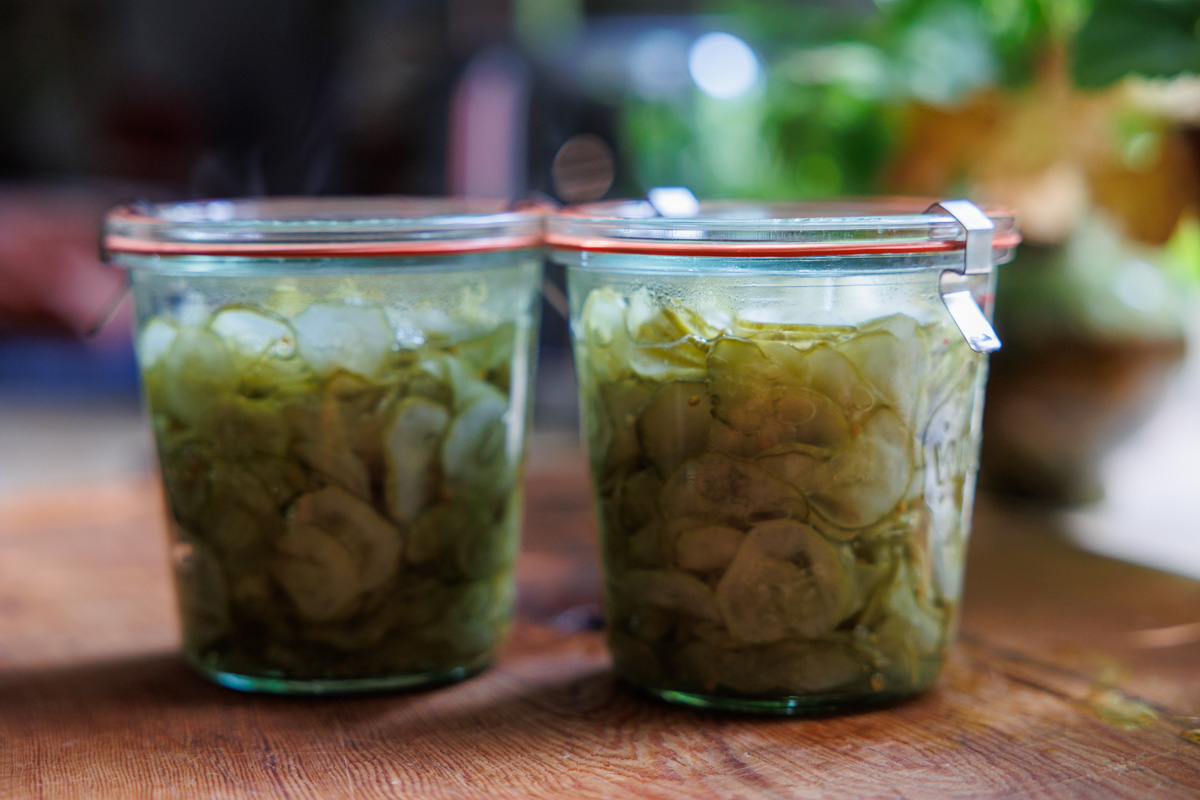 Färdiga Bread and Butter Pickles i Weckburkar