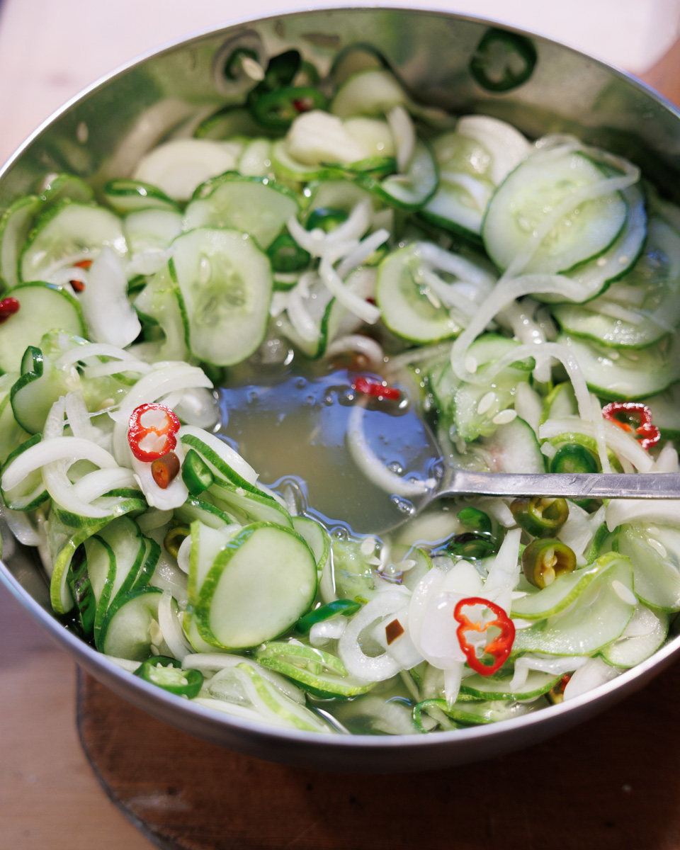 Skivad gurka med lök och chili