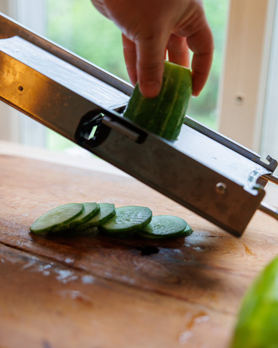 Gurka skivas på mandolin till Bread and Butter Pickles