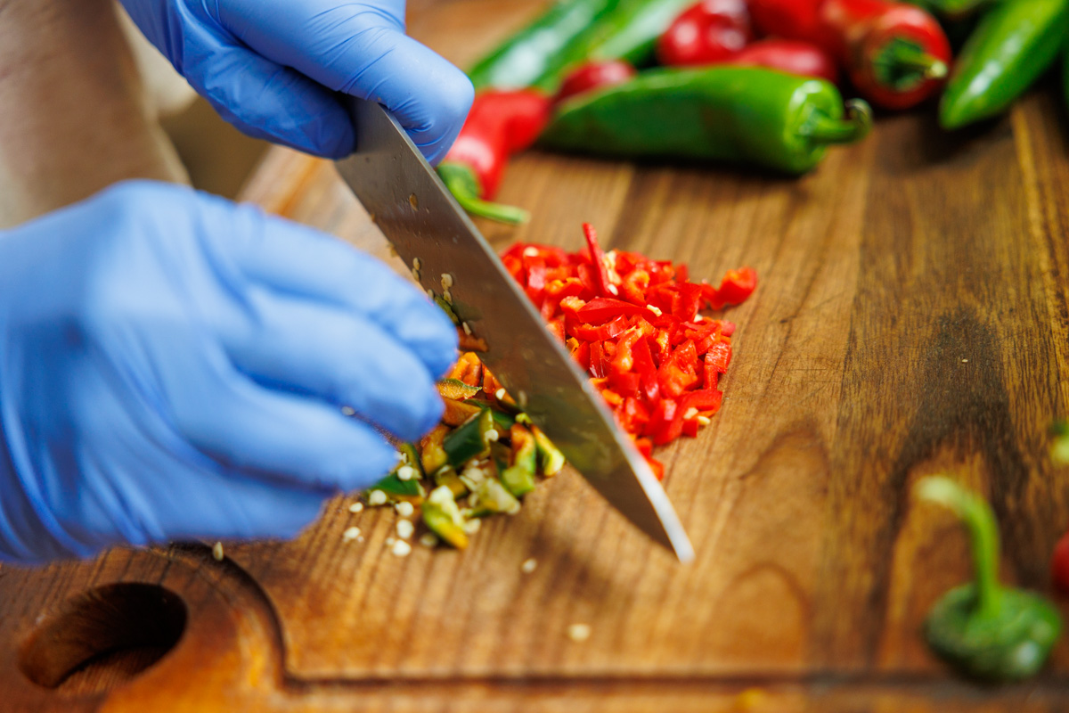 Chili hackas till tomatbaserad chilisås