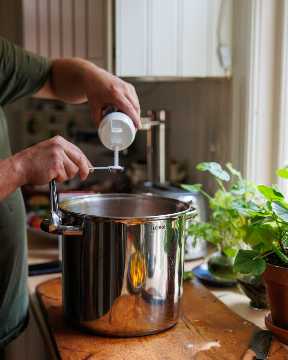 Salt tillsätts till chilisåsen