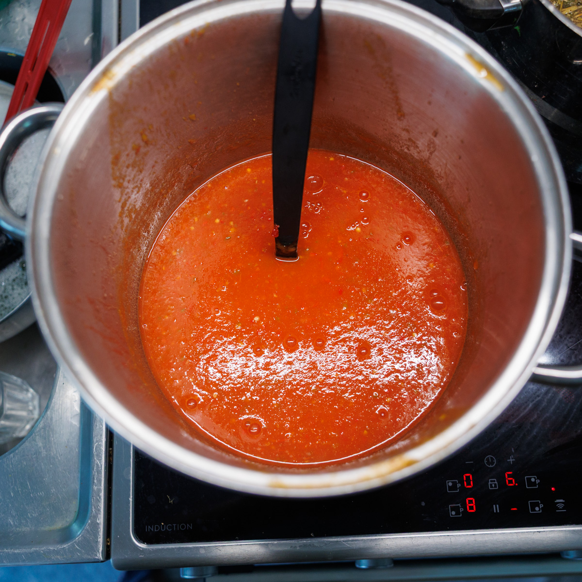 Tomatbaserad chilisås kokas en andra gång