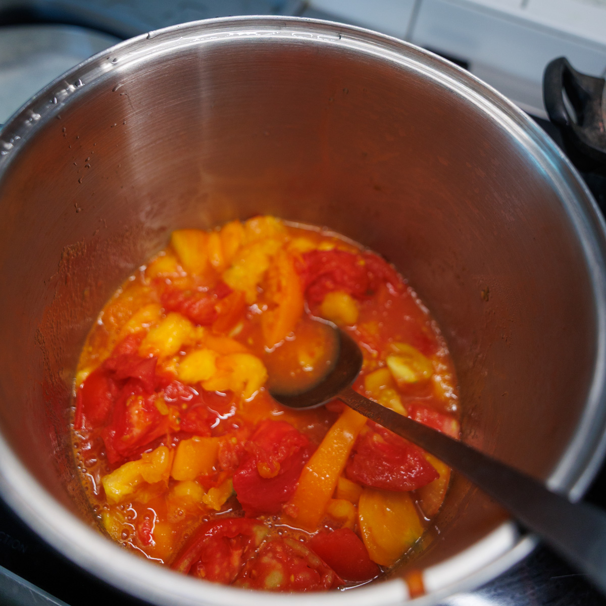 Färska tomater kokas till en lös tomatbas