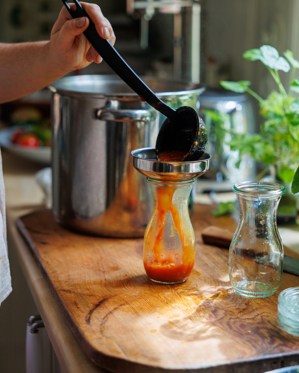 Varm chilisås fylls på glasflaska
