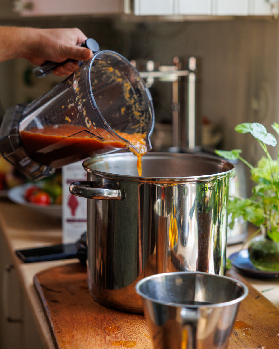 Slät chilisås hälls tillbaka i kastrullen