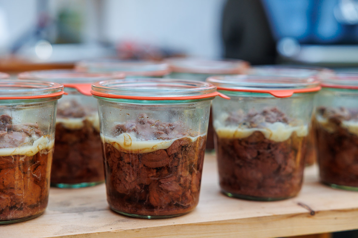 Färdiga Weckburkar med tryckkonserverat nötkött och naturlig buljong