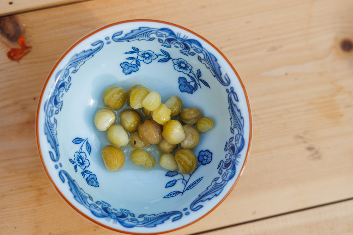 Picklade krassefrökapslar serverade i liten skål