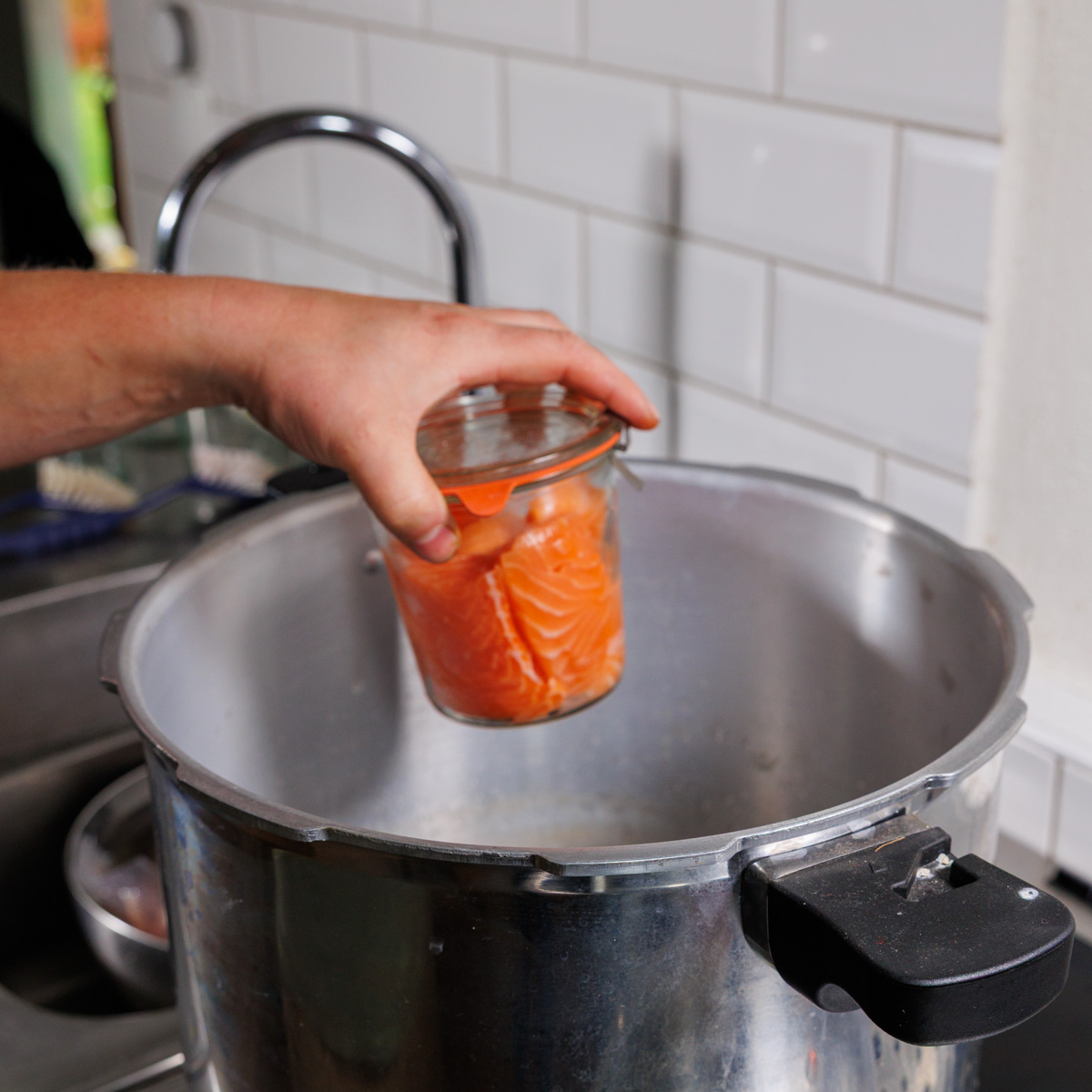 Weckburk med lax placeras i tryckkonserveringskastrull