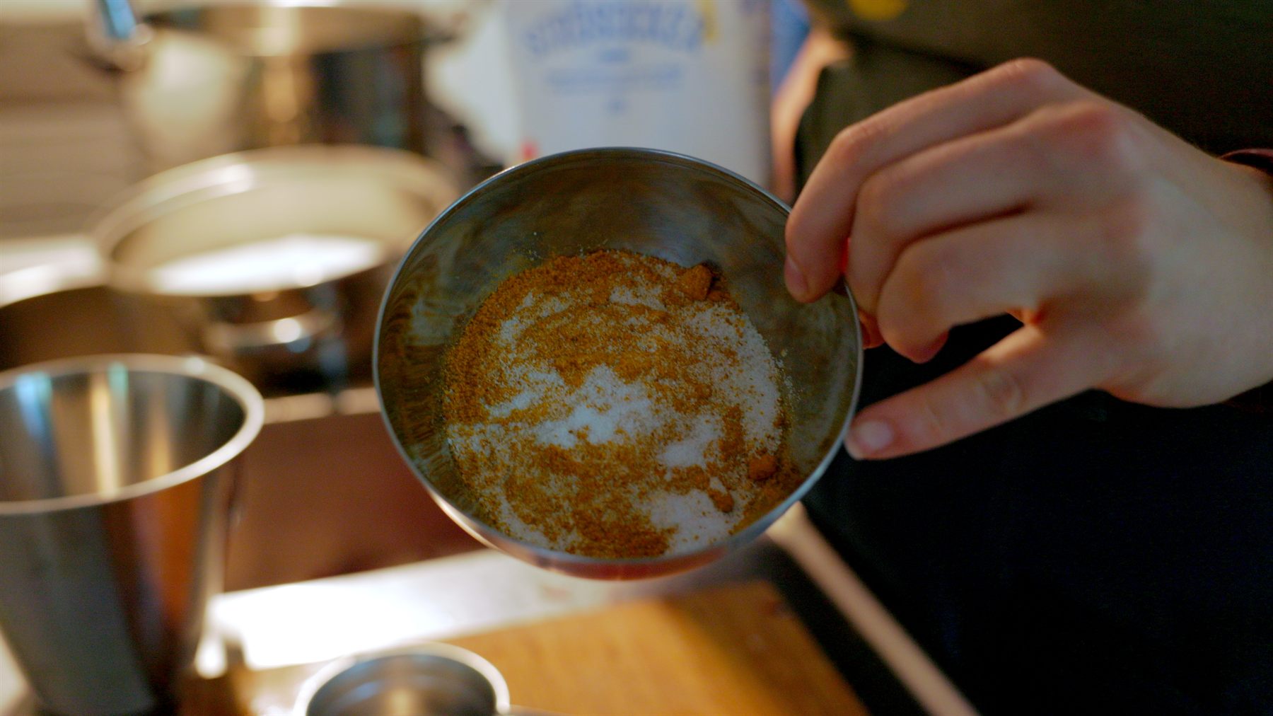 Curry och salt som ska krydda rabarberchutneyn.