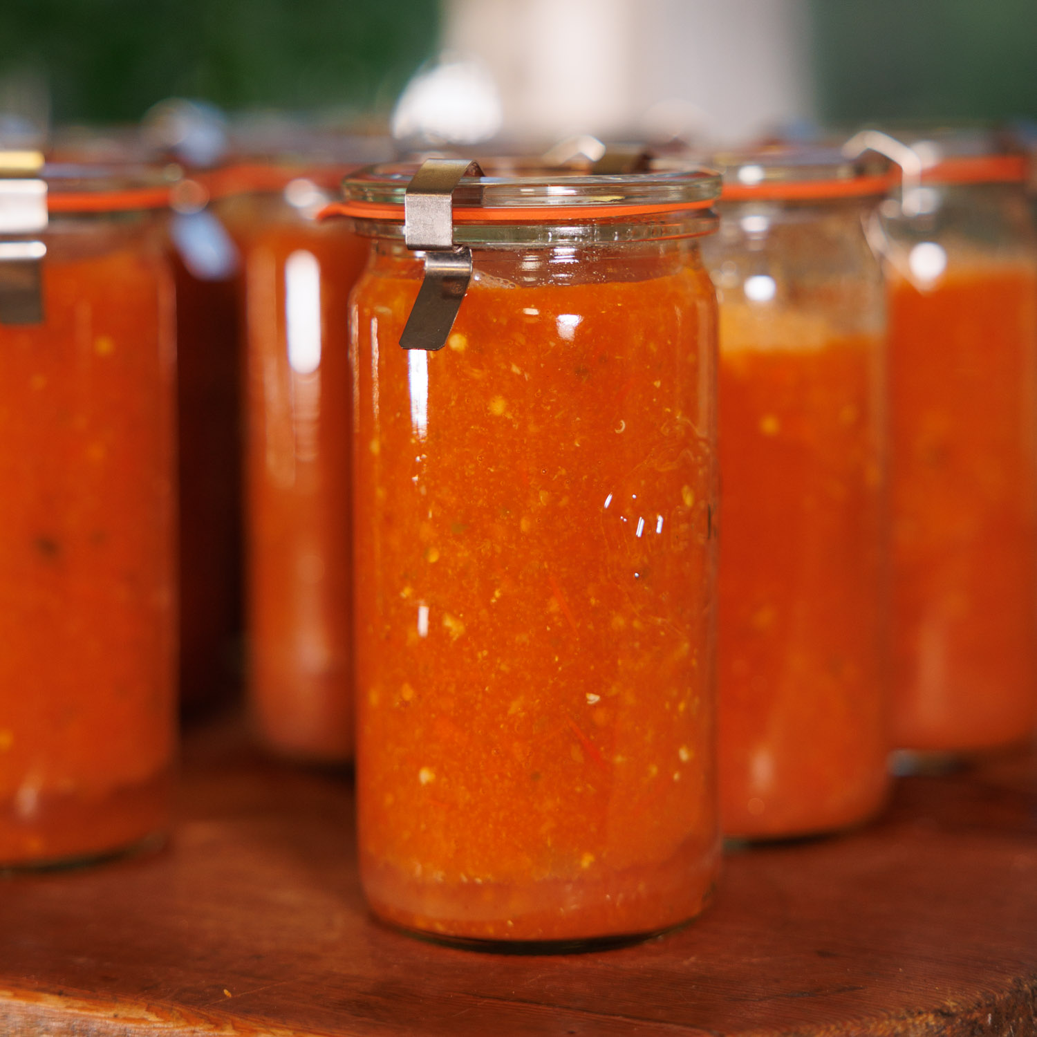 Färdigkonserverad tomatsalsa i en burk.