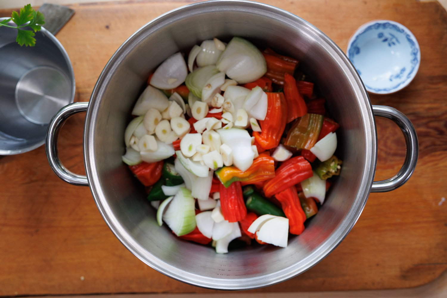 Ingredienser till tacosalsa ligger i en kastrull.