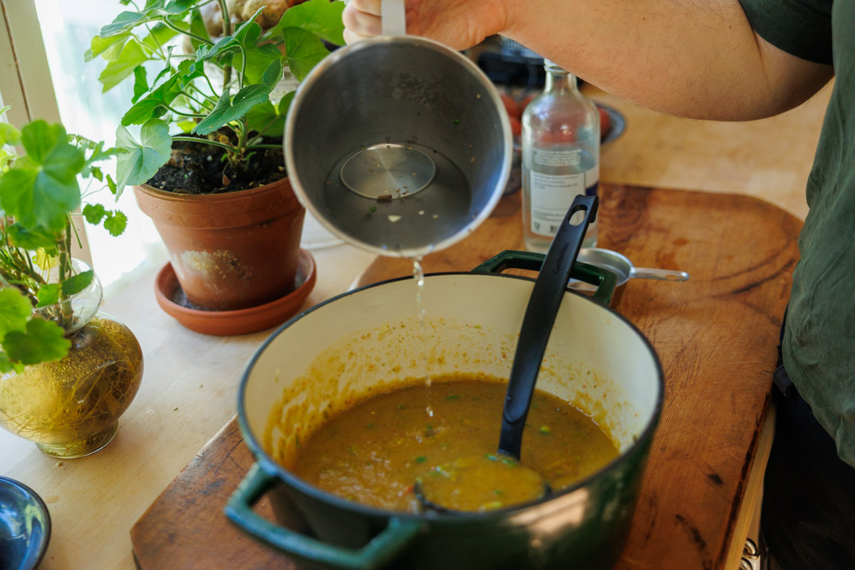 Ättika och vatten tillsätts till den mixade chilisåsen