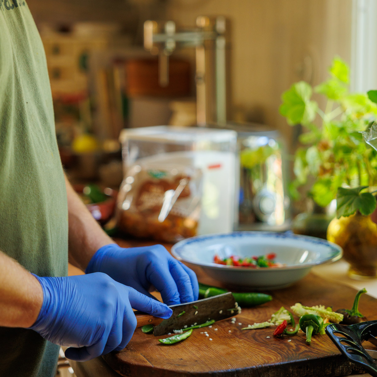 Färsk chili finhackas med handskar