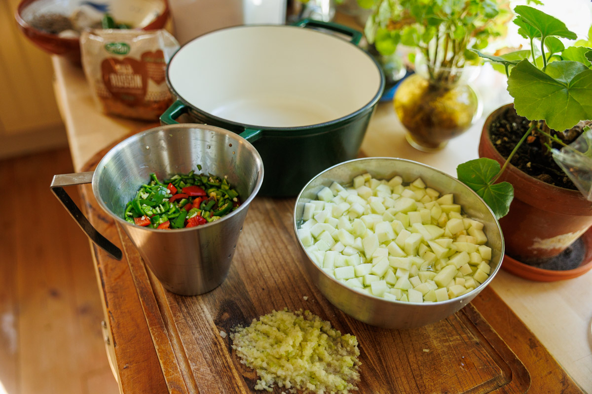 Förberedda äpplen, chili och vitlök till sweet chilisås
