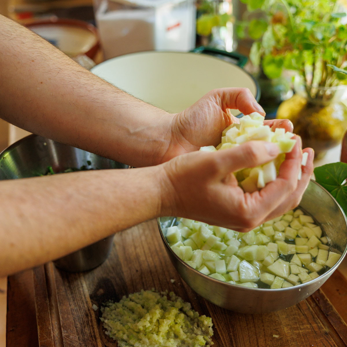 Tärnade äpplen läggs i citronvatten