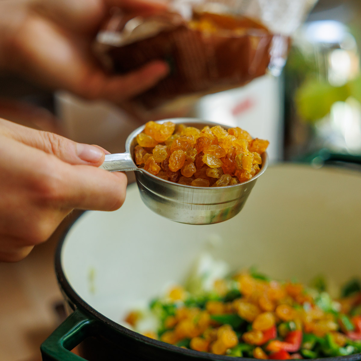 Ljusa russin mäts upp till sweet chilisåsen