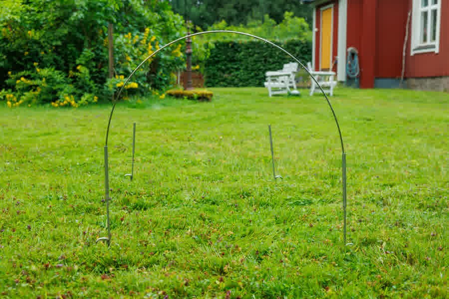 En monterad Low-Cat-båge med bågben och fjäderstav